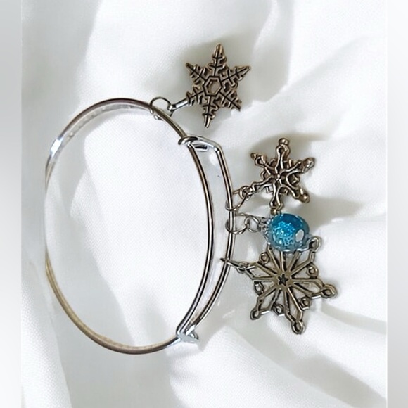 CUTE Snowflake Silver Charm Bangle Bracelet with Blue charm. NEW Handmade - Picture 3 of 7